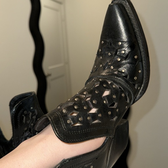 Black leather/silver studded ariat short boots - Picture 4 of 6